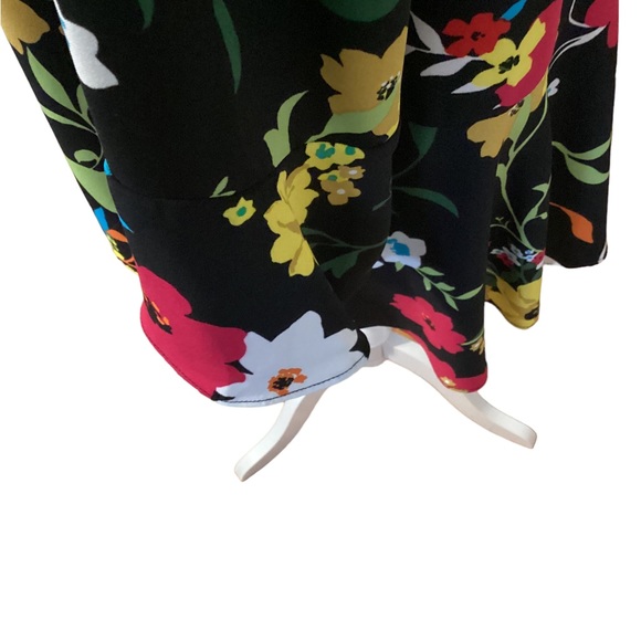 August Silk pullover floral top size medium - Picture 6 of 7